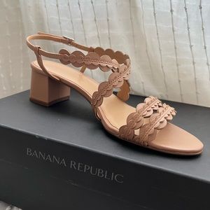 NEW IN BOX!!Banana Republic SBBIA SCALLOPED LOW